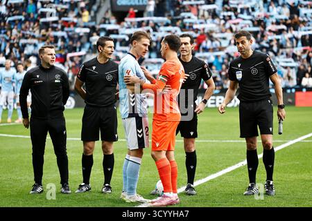 Vigo, Espagne. 19 octobre 2025. (G-d) Carl Starfelt (Celta), Mikel Oyarzabal (Sociedad) Football/Football : les capitaines des deux équipes se réunissent pour discuter des moyens de protester contre l'accueil du match par la ligue à l'extérieur du pays avant le match espagnol 'la Liga EA Sports' entre le RC Celta de Vigo - Real Sociedad à l'Estadio Abanca Balaidos à Vigo, en Espagne . Crédit : Mutsu Kawamori/AFLO/Alamy Live News Banque D'Images