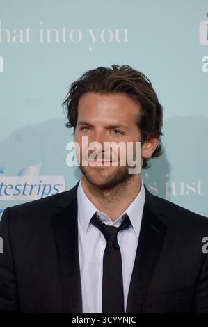 Bradley Cooper pose sur le tapis rouge portant Versace lors de la première de Warner Bros. « He’s Just Not That Into You » qui s’est tenue au Grauman’s Chinese Theatre le 2 février 2009 à Los Angeles, en Californie. Banque D'Images