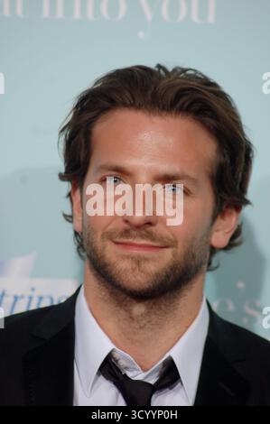 Bradley Cooper pose sur le tapis rouge portant Versace lors de la première de Warner Bros. « He’s Just Not That Into You » qui s’est tenue au Grauman’s Chinese Theatre le 2 février 2009 à Los Angeles, en Californie. Banque D'Images
