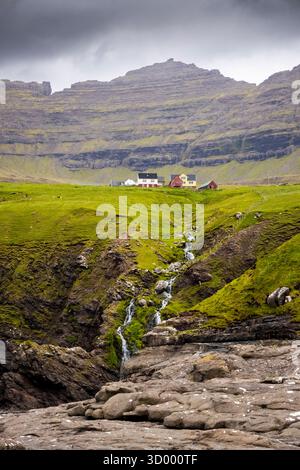 Vue sur la côte sauvage près du village d'Eidi. Île d'Eysturoy, Îles Féroé, Danemark, Europe. Banque D'Images