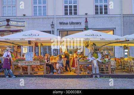 Restaurants, Raekoja plats Town Hall Square, Rathausplatz, Rathausplatz, vieille ville, Tallinn, Estonie Banque D'Images