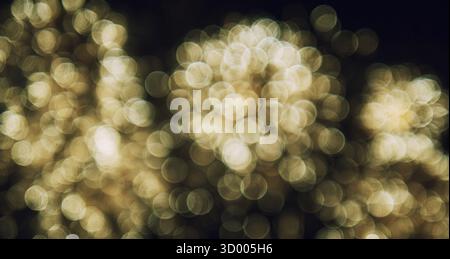 L'image est un plan flou de feux d'artifice dans le ciel. Les feux d'artifice sont dispersés dans toute l'image, avec certains plus proches du centre et d'autres furthe Banque D'Images