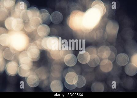 L'image est un plan flou de feux d'artifice dans le ciel. Les feux d'artifice sont dispersés dans toute l'image, avec certains plus proches du centre et d'autres furthe Banque D'Images