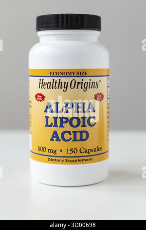 Kiev, Ukraine - 27 janvier 2022: Jarre avec capsules acide lipoïque alpha d'origine saine. ALA Pills est un composé organosulfuré est fait chez les animaux no Banque D'Images