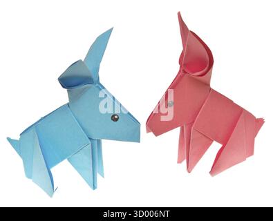 Lapins d'origami isolés sur fond blanc Banque D'Images