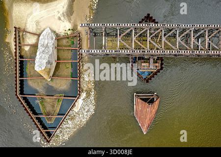 Une perspective aérienne de la rénovation de l'ancien pont ferroviaire à Tczew, en Pologne, avec un accent sur la charpente en acier et le paysage fluvial environnant Banque D'Images