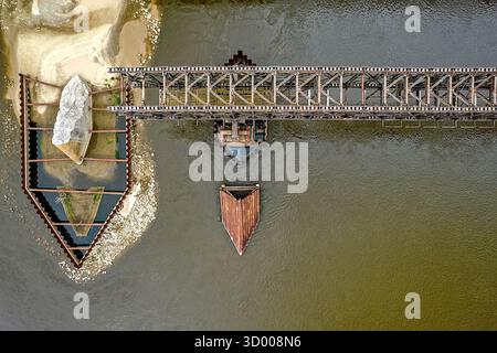 Une vue aérienne détaillée du pont ferroviaire historique au-dessus de la Vistule à Tczew, en Pologne, présentant les éléments de construction lors de la restauration w Banque D'Images