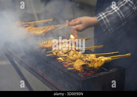 Plats traditionnels malaisiens, populaire poulet épicé grillé Ayam Percik vendu à Bazaar pendant le mois sacré du Ramadan Banque D'Images