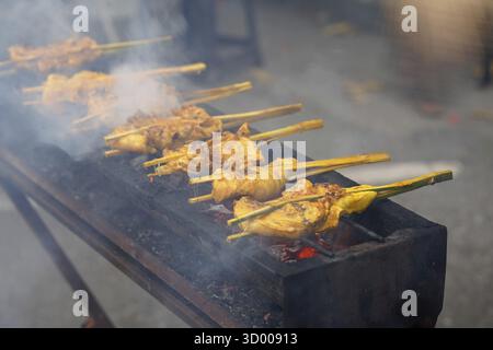 Plats traditionnels malaisiens, populaire poulet épicé grillé Ayam Percik vendu à Bazaar pendant le mois sacré du Ramadan Banque D'Images