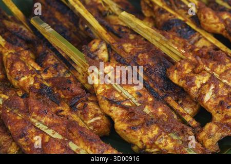Plats traditionnels malaisiens, populaire poulet épicé grillé Ayam Percik vendu à Bazaar pendant le mois sacré du Ramadan Banque D'Images