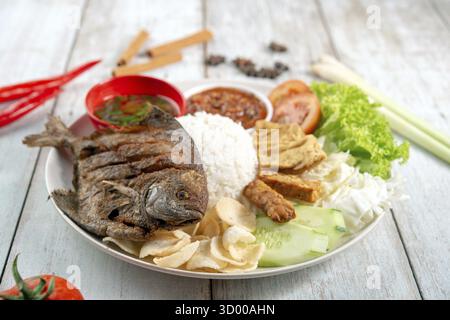 Poisson pomfret frit et riz, cuisine traditionnelle malaise ou indonésienne populaire Banque D'Images
