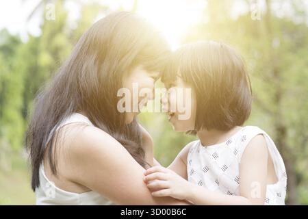 Portrait de famille asiatique en plein air. Mère et fille s'amusant au parc de jardin Banque D'Images