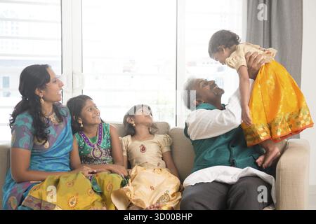 Portrait de la famille indienne heureuse jouant à la maison Banque D'Images