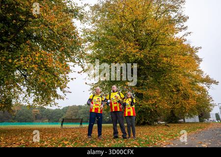 Deux participants au Watford FC Taylor Trek arrivent à l'arrêt de rafraîchissement King's Langley. Banque D'Images