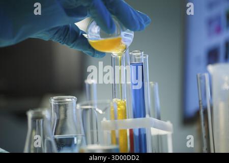 Photographie d'essais chimiques de laboratoire avec tubes au bureau Banque D'Images