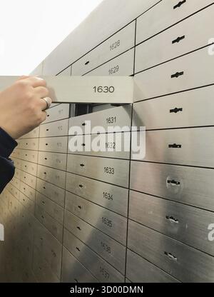Ouvrir un coffre-fort dans une banque ouvrir un casier dans un coffre-fort d'une banque Banque D'Images