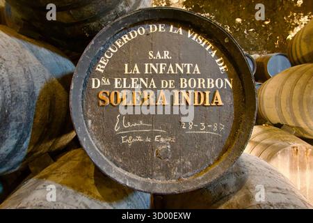 Sherry fût signé par la famille royale espagnole la Infanta Elena de Borbon 28 mars 1987 Bodegas Osborne El Puerto de Santa María Cadix Andalousie Espagne Banque D'Images