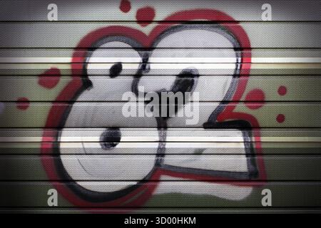 82 pulvérisé sur une porte de garage Banque D'Images