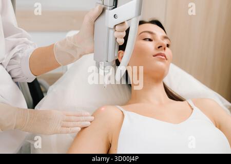 Enlèvement au laser des lésions cutanées et traitement dermatologique. La thérapie au laser élimine les excroissances cutanées indésirables. Traitement au laser des excroissances cutanées. Effectif R Banque D'Images