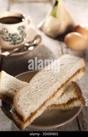 Petit déjeuner traditionnel de style chinois oriental et café noir dans une tasse et une soucoupe vintage. Fractal sur la tasse est une impression générique. Réglage de flou artistique avec d Banque D'Images