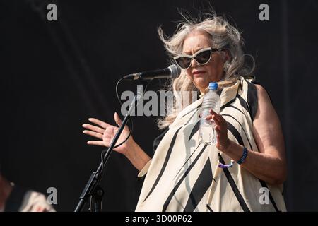 ASHA Puthli, CONCERT, 2025 : la pionnière du disco Asha Puthli joue sur la scène de montagne. Brecon, pays de Galles, Royaume-Uni, 17 août 2025. Le Green Man Festival 2025. Photographie : Rob Watkins/Alamy Live News. INFO : Asha Puthli est une chanteuse née en Inde célèbre pour son style de mélange de genres, fusionnant jazz, disco, funk et soul. Connue pour ses collaborations avec Ornette Coleman et ses succès solo dans les années 1970, elle est une icône pop mondiale pionnière. Banque D'Images
