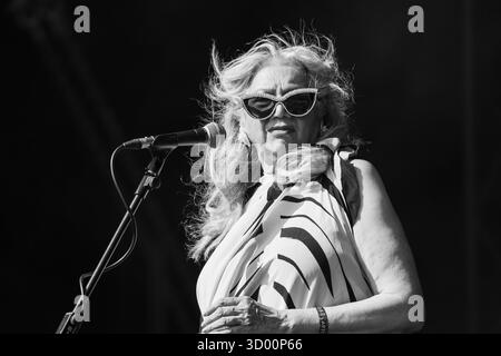ASHA Puthli, CONCERT, 2025 : la pionnière du disco Asha Puthli joue sur la scène de montagne. Brecon, pays de Galles, Royaume-Uni, 17 août 2025. Le Green Man Festival 2025. Photographie : Rob Watkins/Alamy Live News. INFO : Asha Puthli est une chanteuse née en Inde célèbre pour son style de mélange de genres, fusionnant jazz, disco, funk et soul. Connue pour ses collaborations avec Ornette Coleman et ses succès solo dans les années 1970, elle est une icône pop mondiale pionnière. Banque D'Images