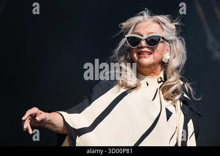 ASHA Puthli, CONCERT, 2025 : la pionnière du disco Asha Puthli joue sur la scène de montagne. Brecon, pays de Galles, Royaume-Uni, 17 août 2025. Le Green Man Festival 2025. Photographie : Rob Watkins/Alamy Live News. INFO : Asha Puthli est une chanteuse née en Inde célèbre pour son style de mélange de genres, fusionnant jazz, disco, funk et soul. Connue pour ses collaborations avec Ornette Coleman et ses succès solo dans les années 1970, elle est une icône pop mondiale pionnière. Banque D'Images