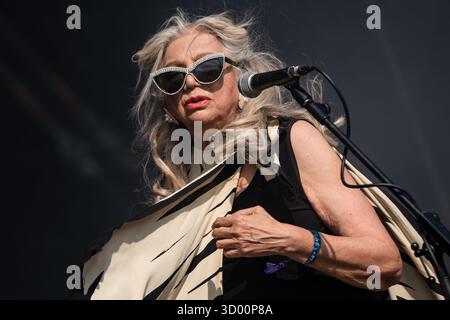 ASHA Puthli, CONCERT, 2025 : la pionnière du disco Asha Puthli joue sur la scène de montagne. Brecon, pays de Galles, Royaume-Uni, 17 août 2025. Le Green Man Festival 2025. Photographie : Rob Watkins/Alamy Live News. INFO : Asha Puthli est une chanteuse née en Inde célèbre pour son style de mélange de genres, fusionnant jazz, disco, funk et soul. Connue pour ses collaborations avec Ornette Coleman et ses succès solo dans les années 1970, elle est une icône pop mondiale pionnière. Banque D'Images
