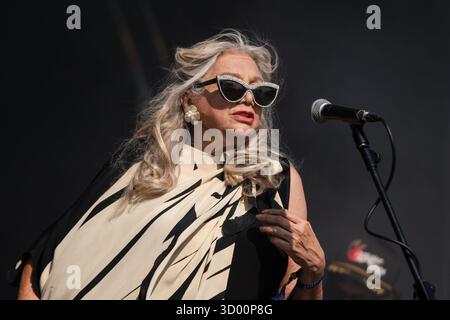 ASHA Puthli, CONCERT, 2025 : la pionnière du disco Asha Puthli joue sur la scène de montagne. Brecon, pays de Galles, Royaume-Uni, 17 août 2025. Le Green Man Festival 2025. Photographie : Rob Watkins/Alamy Live News. INFO : Asha Puthli est une chanteuse née en Inde célèbre pour son style de mélange de genres, fusionnant jazz, disco, funk et soul. Connue pour ses collaborations avec Ornette Coleman et ses succès solo dans les années 1970, elle est une icône pop mondiale pionnière. Banque D'Images
