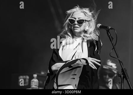 ASHA Puthli, CONCERT, 2025 : la pionnière du disco Asha Puthli joue sur la scène de montagne. Brecon, pays de Galles, Royaume-Uni, 17 août 2025. Le Green Man Festival 2025. Photographie : Rob Watkins/Alamy Live News. INFO : Asha Puthli est une chanteuse née en Inde célèbre pour son style de mélange de genres, fusionnant jazz, disco, funk et soul. Connue pour ses collaborations avec Ornette Coleman et ses succès solo dans les années 1970, elle est une icône pop mondiale pionnière. Banque D'Images