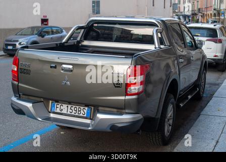 Cremona, Italie -2 octobre 2025 camionnette Mitsubishi L200 avec une plaque d'immatriculation italienne garée dans une ville, mettant en évidence le design automobile moderne et Banque D'Images
