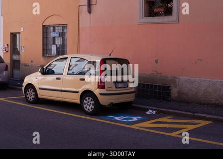 Cremona, Italie -2 octobre 2025 Fiat Panda voiture compacte garée dans une place de stationnement désignée pour handicapés, soulignant les questions d'accessibilité et de bonne qualité Banque D'Images