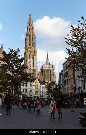 La cathédrale notre-Dame d'Anvers domine majestueusement une place animée remplie de gens, mettant en valeur l'architecture étonnante et la vie urbaine avec copie Banque D'Images