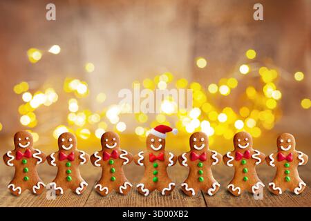 Biscuits de pain d'épices de Noël avec fond de lumières festives Banque D'Images
