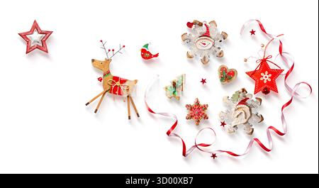 Pose plate d'ornements de Noël, biscuits et rubans sur blanc Banque D'Images