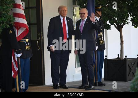 Washington, DC, États-Unis. 20 octobre 2025. Le président des États-Unis Donald J Trump salue le premier ministre australien Anthony Albanese, à l'entrée de la Maison Blanche de l'aile ouest à Washington, DC, États-Unis, le lundi 20 octobre, 2025. crédit : Mattie Neretin/CNP/dpa/Alamy Live News Banque D'Images