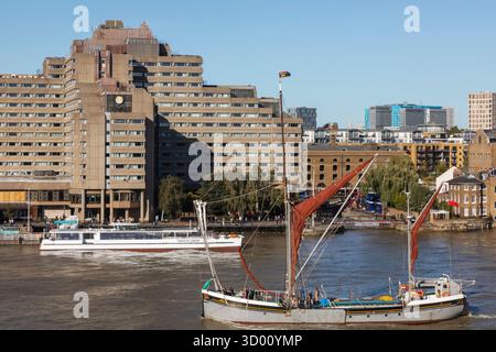 Angleterre, Londres, Sailing Barge Will et Thames Riverfront Skyline Banque D'Images