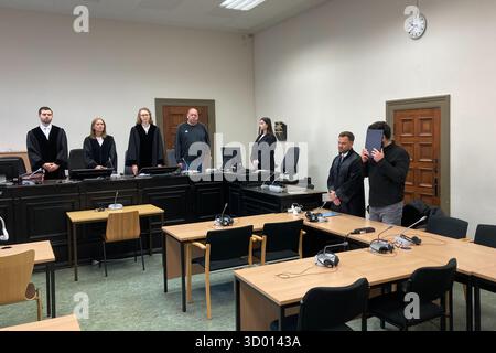 Hambourg, Allemagne. 21 octobre 2025. L’accusé (R) se tient à côté de son avocat André Miegel dans la salle d’audience au début du procès. En arrière-plan se trouve la chambre des mineurs présidée par la juge Anne Meier-Göring (2e à partir de la gauche). Crédit : Bernhard Sprengel/dpa/Alamy Live News Banque D'Images