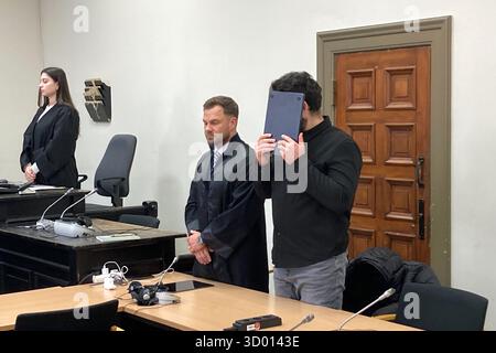 Hambourg, Allemagne. 21 octobre 2025. L’accusé (R) se tient à côté de son avocat André Miegel dans la salle d’audience au début du procès. Le sténographe judiciaire de la chambre des mineurs peut être vu en arrière-plan. Crédit : Bernhard Sprengel/dpa/Alamy Live News Banque D'Images
