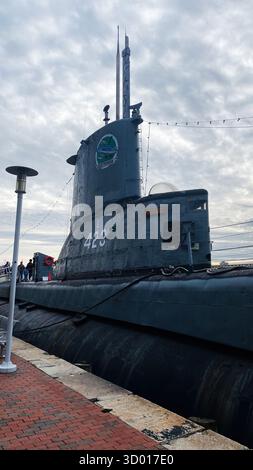 Baltimore, MD, États-Unis - 19 novembre 2024 : sous-marin historique USS Torsk exposé au port de Baltimore Washington DC, coque grise, cordes, visiteurs à proximité. Banque D'Images