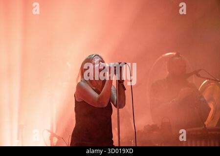 BETH GIBBONS, GREEN MAN FESTIVAL, 2025 : Beth Gibbons joue sur la Mountain Stage mélangeant son album solo avec quelques classiques de Portishead. Brecon, pays de Galles, Royaume-Uni, 17 août 2025. Le Green Man Festival 2025. Photographie : Rob Watkins/Alamy Live News. INFO : Beth Gibbons est une chanteuse-compositrice anglaise, mieux connue comme la chanteuse principale de Portishead. Sa voix envoûtante et émouvante et son style trip-hop mélancolique sur des albums comme Dummy ont influencé la musique électronique et alternative dans le monde entier. Banque D'Images