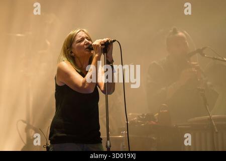 BETH GIBBONS, GREEN MAN FESTIVAL, 2025 : Beth Gibbons joue sur la Mountain Stage mélangeant son album solo avec quelques classiques de Portishead. Brecon, pays de Galles, Royaume-Uni, 17 août 2025. Le Green Man Festival 2025. Photographie : Rob Watkins/Alamy Live News. INFO : Beth Gibbons est une chanteuse-compositrice anglaise, mieux connue comme la chanteuse principale de Portishead. Sa voix envoûtante et émouvante et son style trip-hop mélancolique sur des albums comme Dummy ont influencé la musique électronique et alternative dans le monde entier. Banque D'Images