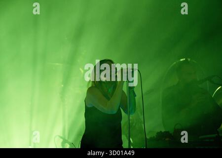 BETH GIBBONS, GREEN MAN FESTIVAL, 2025 : Beth Gibbons joue sur la Mountain Stage mélangeant son album solo avec quelques classiques de Portishead. Brecon, pays de Galles, Royaume-Uni, 17 août 2025. Le Green Man Festival 2025. Photographie : Rob Watkins/Alamy Live News. INFO : Beth Gibbons est une chanteuse-compositrice anglaise, mieux connue comme la chanteuse principale de Portishead. Sa voix envoûtante et émouvante et son style trip-hop mélancolique sur des albums comme Dummy ont influencé la musique électronique et alternative dans le monde entier. Banque D'Images
