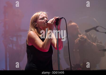 BETH GIBBONS, GREEN MAN FESTIVAL, 2025 : Beth Gibbons joue sur la Mountain Stage mélangeant son album solo avec quelques classiques de Portishead. Brecon, pays de Galles, Royaume-Uni, 17 août 2025. Le Green Man Festival 2025. Photographie : Rob Watkins/Alamy Live News. INFO : Beth Gibbons est une chanteuse-compositrice anglaise, mieux connue comme la chanteuse principale de Portishead. Sa voix envoûtante et émouvante et son style trip-hop mélancolique sur des albums comme Dummy ont influencé la musique électronique et alternative dans le monde entier. Banque D'Images