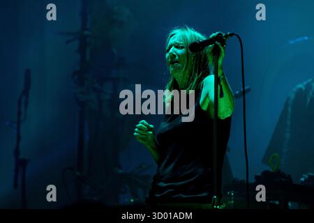 BETH GIBBONS, GREEN MAN FESTIVAL, 2025 : Beth Gibbons joue sur la Mountain Stage mélangeant son album solo avec quelques classiques de Portishead. Brecon, pays de Galles, Royaume-Uni, 17 août 2025. Le Green Man Festival 2025. Photographie : Rob Watkins/Alamy Live News. INFO : Beth Gibbons est une chanteuse-compositrice anglaise, mieux connue comme la chanteuse principale de Portishead. Sa voix envoûtante et émouvante et son style trip-hop mélancolique sur des albums comme Dummy ont influencé la musique électronique et alternative dans le monde entier. Banque D'Images
