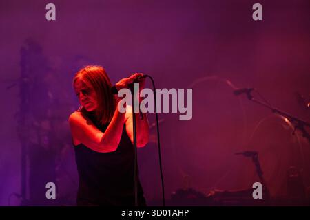 BETH GIBBONS, GREEN MAN FESTIVAL, 2025 : Beth Gibbons joue sur la Mountain Stage mélangeant son album solo avec quelques classiques de Portishead. Brecon, pays de Galles, Royaume-Uni, 17 août 2025. Le Green Man Festival 2025. Photographie : Rob Watkins/Alamy Live News. INFO : Beth Gibbons est une chanteuse-compositrice anglaise, mieux connue comme la chanteuse principale de Portishead. Sa voix envoûtante et émouvante et son style trip-hop mélancolique sur des albums comme Dummy ont influencé la musique électronique et alternative dans le monde entier. Banque D'Images