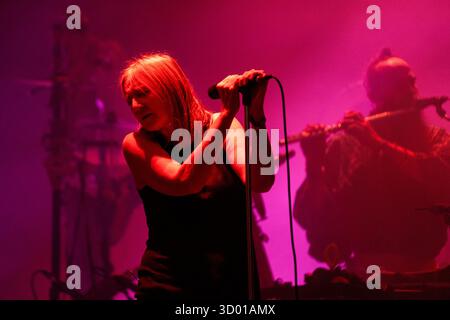 BETH GIBBONS, GREEN MAN FESTIVAL, 2025 : Beth Gibbons joue sur la Mountain Stage mélangeant son album solo avec quelques classiques de Portishead. Brecon, pays de Galles, Royaume-Uni, 17 août 2025. Le Green Man Festival 2025. Photographie : Rob Watkins/Alamy Live News. INFO : Beth Gibbons est une chanteuse-compositrice anglaise, mieux connue comme la chanteuse principale de Portishead. Sa voix envoûtante et émouvante et son style trip-hop mélancolique sur des albums comme Dummy ont influencé la musique électronique et alternative dans le monde entier. Banque D'Images