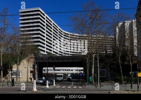 France, région Ile de France, Paris 15ème arrondissement, boulevard Victor, pont métallique au-dessus de la petite ceinture et immeuble 'le Grand Pavois de Paris', rue Lecourbe, architectes Jean-Louis Fayeton et Michel Herbert, construction 1968-1971 Banque D'Images