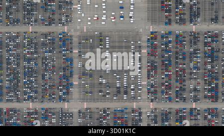 plusieurs rangées de voitures, véhicules à l'usine de fabrication automobile. Italie du Nord. Vue aérienne de haut en bas. Banque D'Images