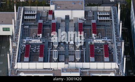 Centre de données, installation HVAC, installation de refroidissement. Infrastructure de centre informatique. Vue aérienne. Banque D'Images
